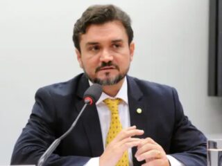 Ministro Celso Sabino pede exoneração para apresentar emendas na Câmara
