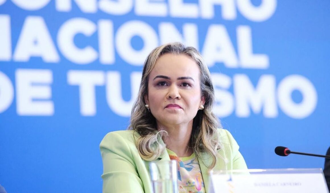 Lula mantém Daniela Carneiro no ministério, mas aliados dizem que sua demissão será em breve