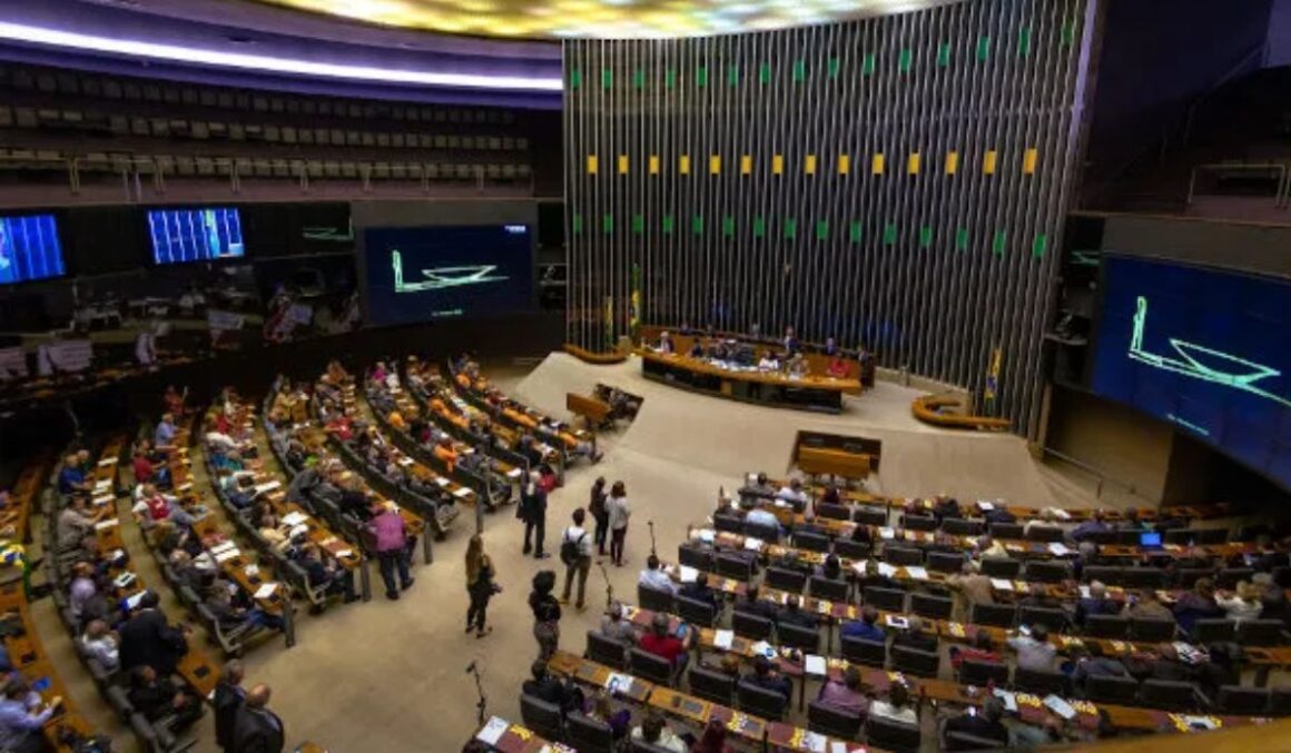 Câmara aprova PL para punir discriminação contra políticos e autoridades