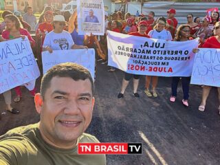 Em evento com Lula em Abaetetuba profissionais da educação de Tailândia protestam contra o prefeito de Tailândia com cartaz "PROCURADO"