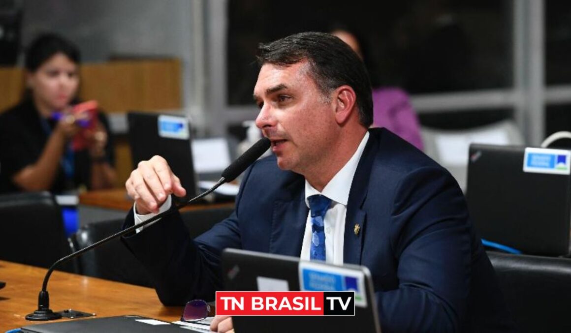Flávio Bolsonaro ataca TSE antes de julgamento de pai