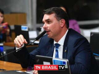 Flávio Bolsonaro ataca TSE antes de julgamento de pai