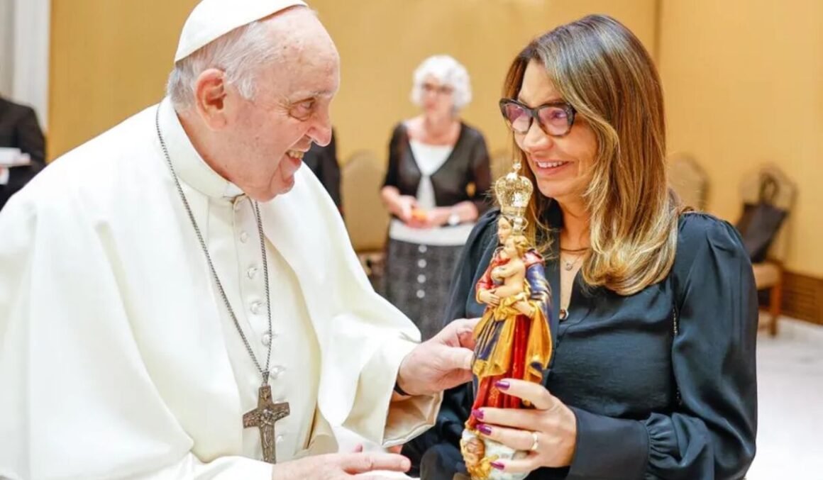 Janja entrega imagem de Nossa Senhora de Nazaré ao Papa Francisco