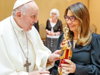 Janja entrega imagem de Nossa Senhora de Nazaré ao Papa Francisco