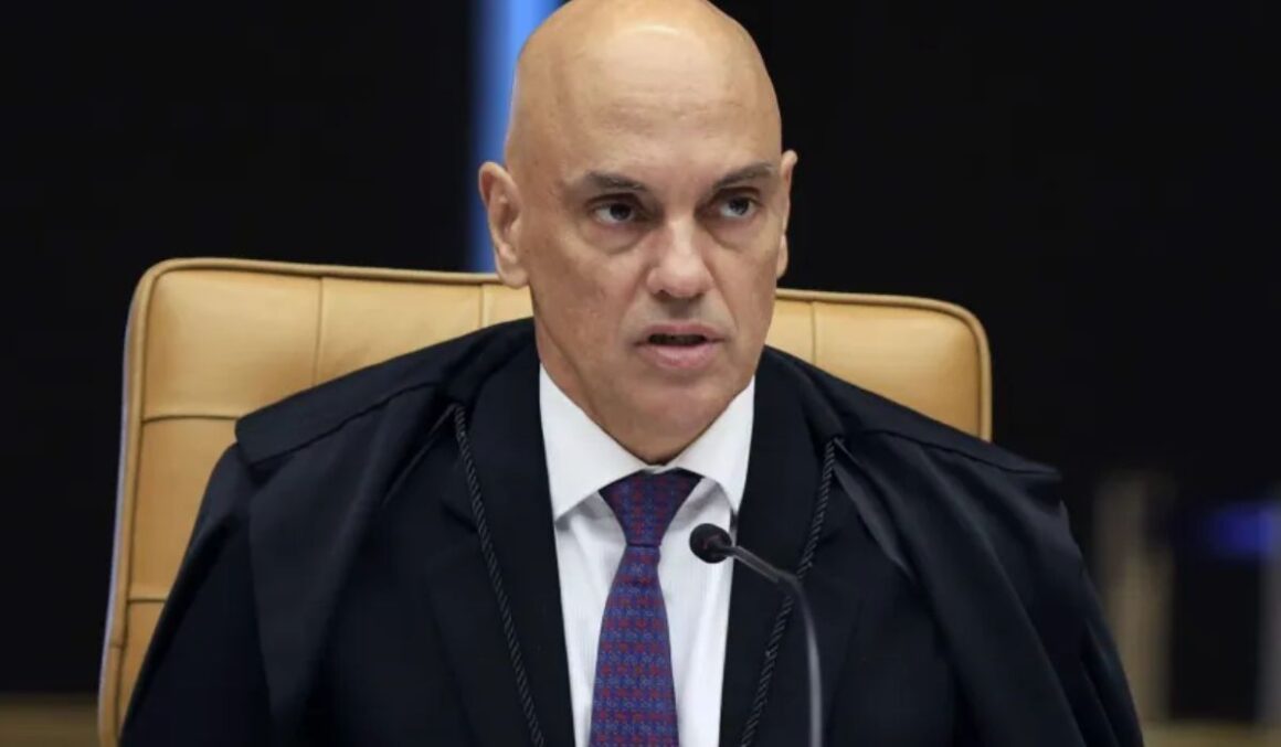 Moraes suspende julgamento de Bolsonaro no TSE; MPE pede inelegibilidade