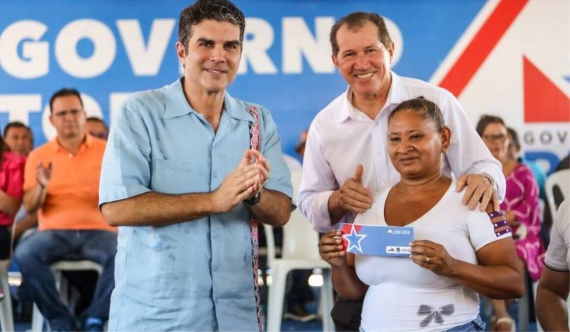 Governador Helder Barbalho entrega cheques do "Sua Casa" a mais de 370 famílias, em Salvaterra