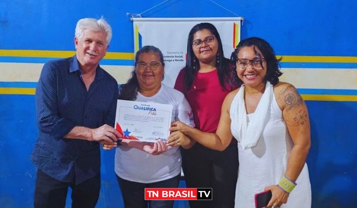 Airton Faleiro participa da entrega de certificados para as turmas do Programa Qualifica Pará, em Altamira