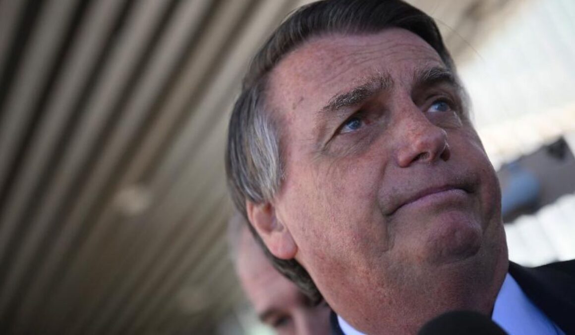 TSE multa Bolsonaro em R$ 55 mil e manda ele explicar gastos com 7/9