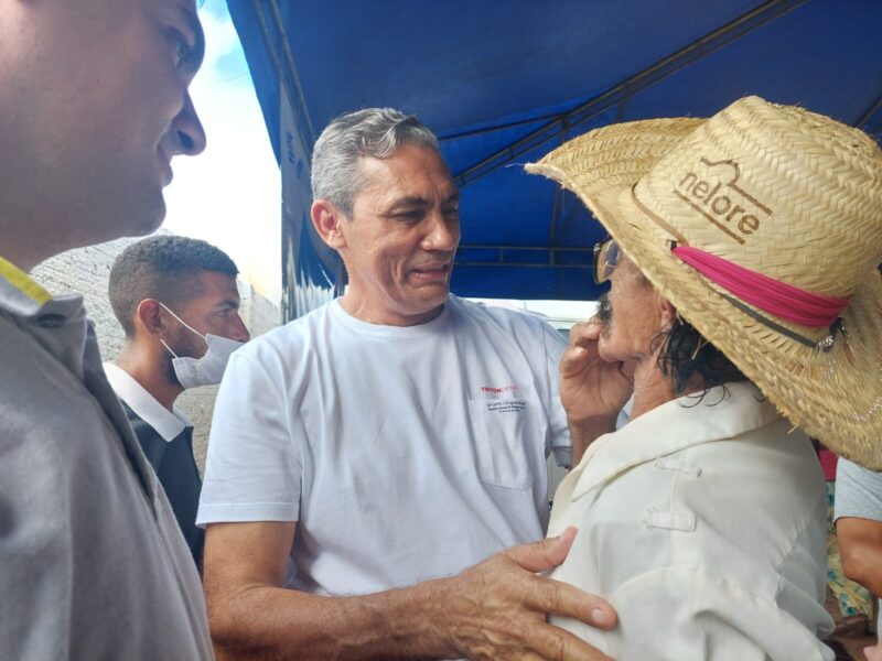 O prefeito Pastor David em conversa com populares / Foto: TC