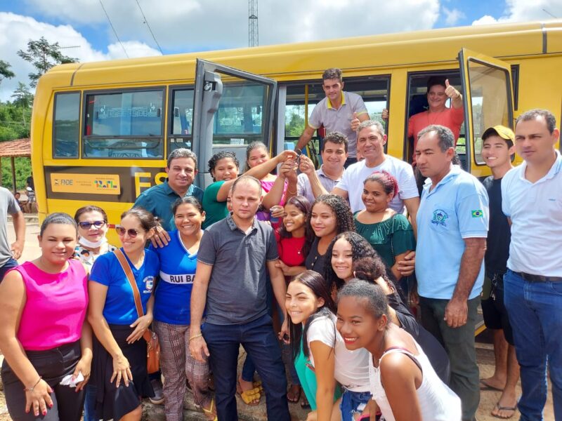 Entrega do Ônibus Escolar que beneficiará os alunos da Vila Porto Novo, em Goianésia do pará / Foto: Evaldo