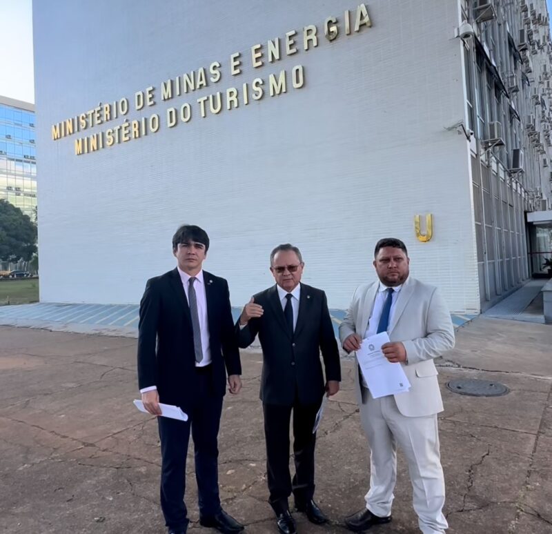 Wescley Tomaz em frente do Ministério de Minas e Energia, em Brasília / Foto: Assessoria