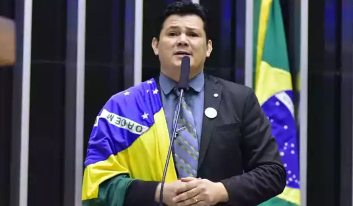 Deputado a Flávio Dino: 'Vem tomar minha arma se é homem'