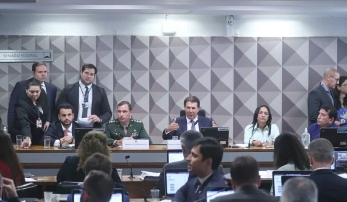 CPI do 8/1 aprova quebra de sigilo de Mauro Cid, Silvinei Marques e Lawand