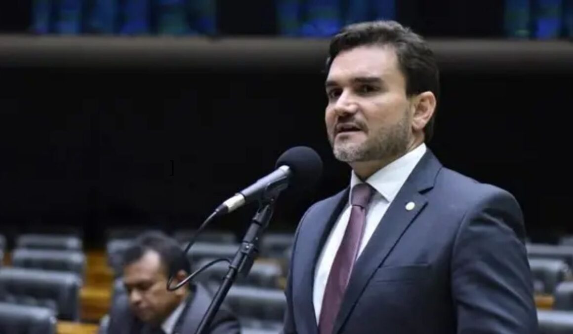 Lula confirma Celso Sabino para Ministério do Turismo