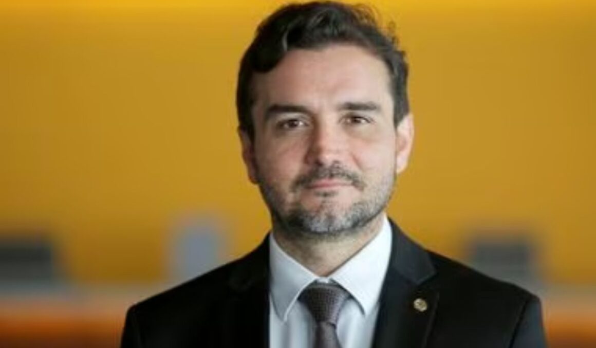 Ministro Celso Sabino nega promessa de dar mais votos a Lula no Congresso
