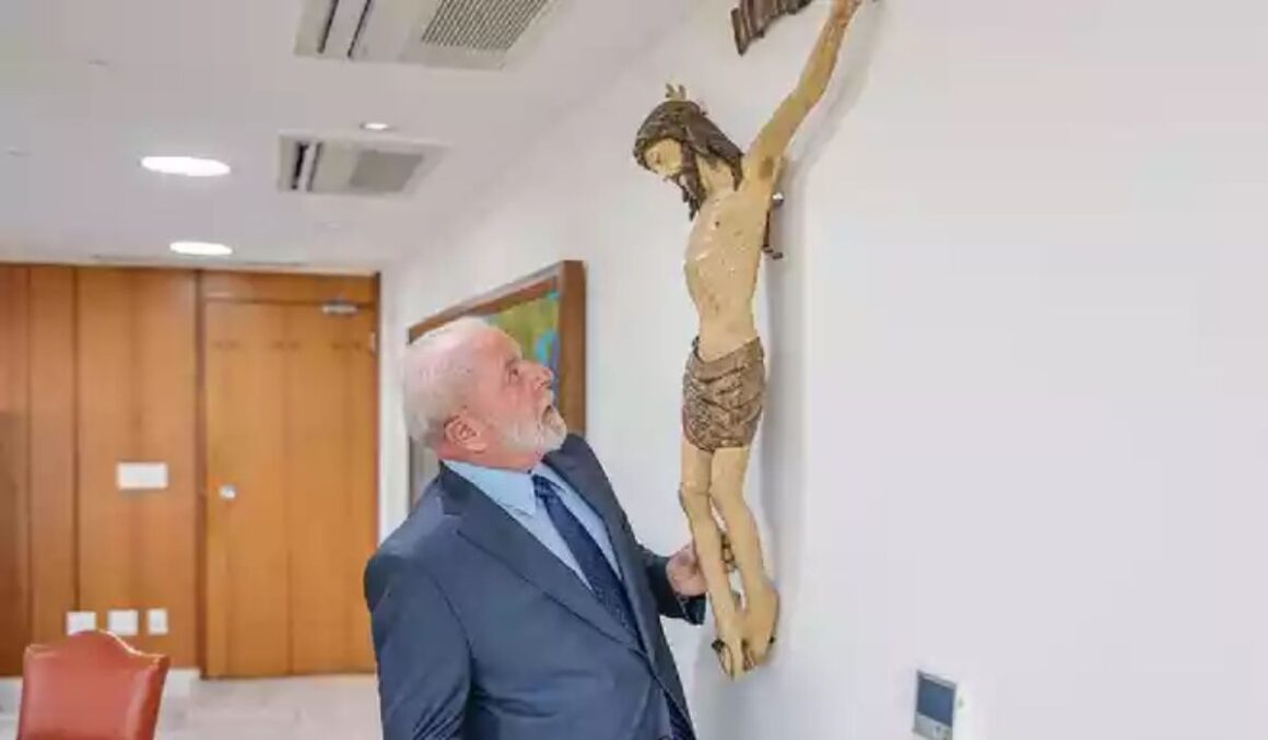 Lula se emociona com volta de imagem de Jesus ao gabinete