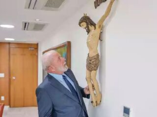 Lula se emociona com volta de imagem de Jesus ao gabinete