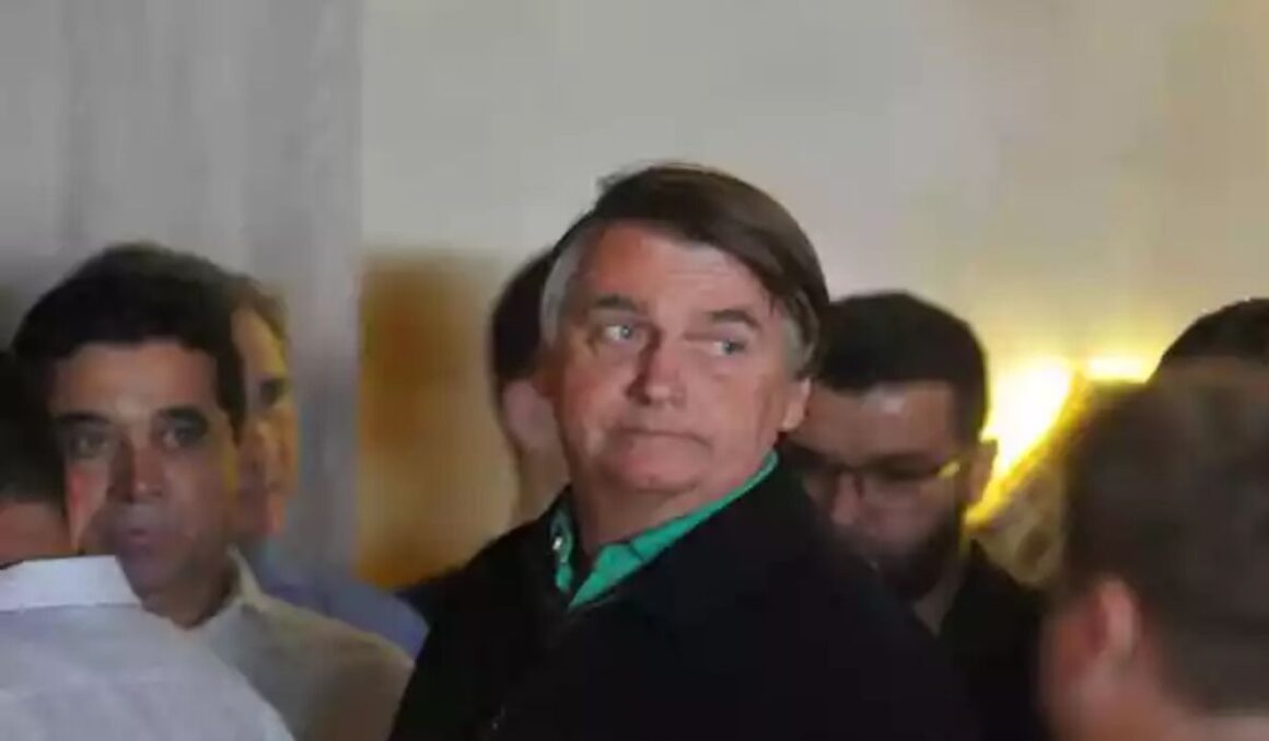 Bolsonaro chama Lula de 'jumento' e fala em voltar ao Palácio do Planalto