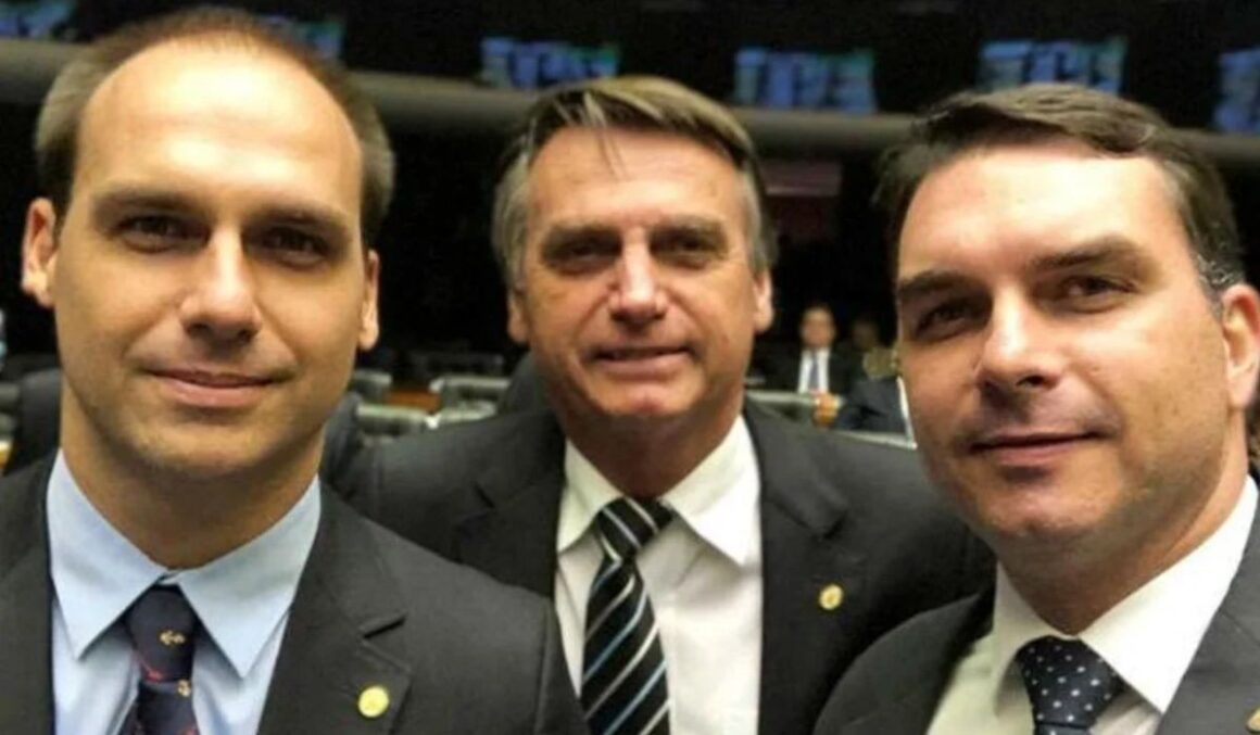 Carlos Bolsonaro e Flávio criticam divulgação de valores recebidos pelo pai