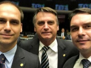 Carlos Bolsonaro e Flávio criticam divulgação de valores recebidos pelo pai