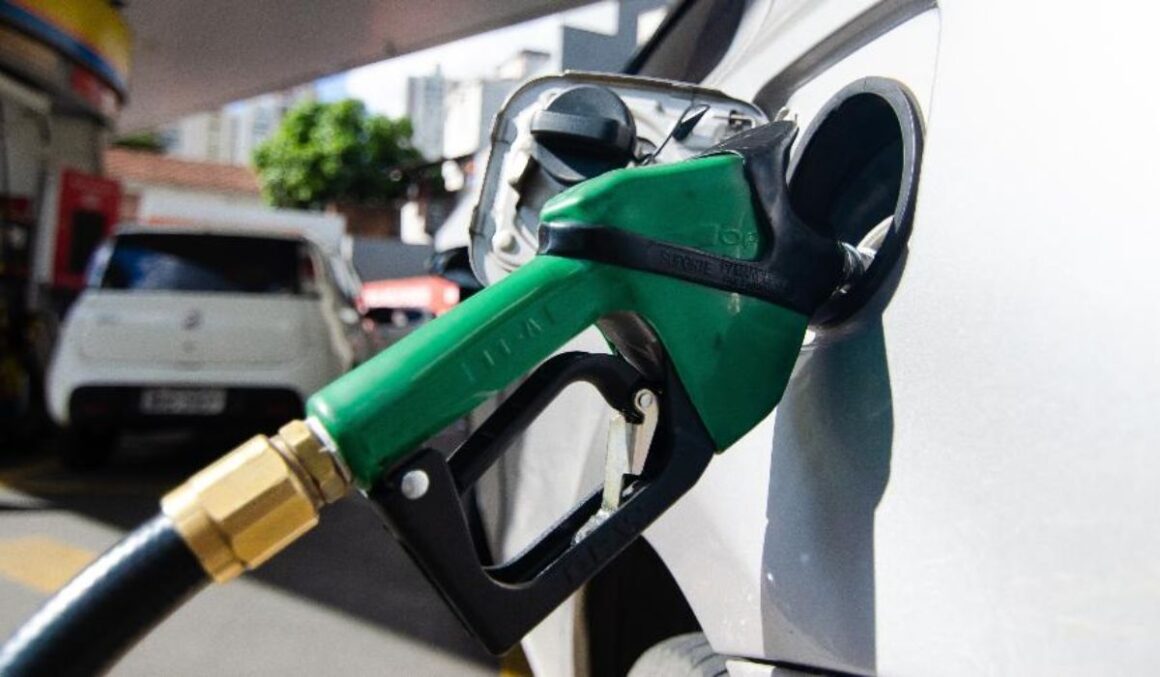 Petrobras reduz preço da gasolina e do gás de cozinha a partir de hoje