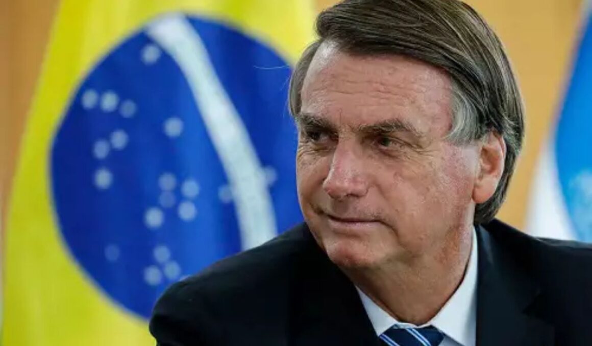 Bolsonaro diz que usou dinheiro da conta para pagar despesas da casa e apostar na Mega-Sena