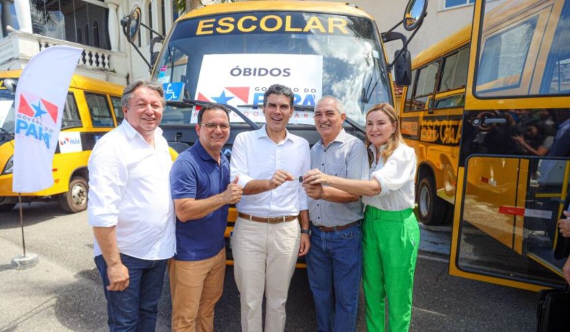 Governador Helder Barbalho realiza a entrega de ônibus escolares para 11 prefeituras paraenses