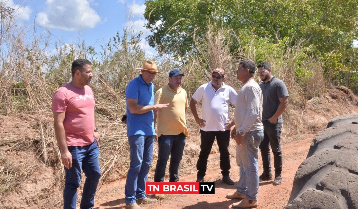 Prefeito Pastor David visita vicinal 122, onde está sendo realizada a recuperação da estrada
