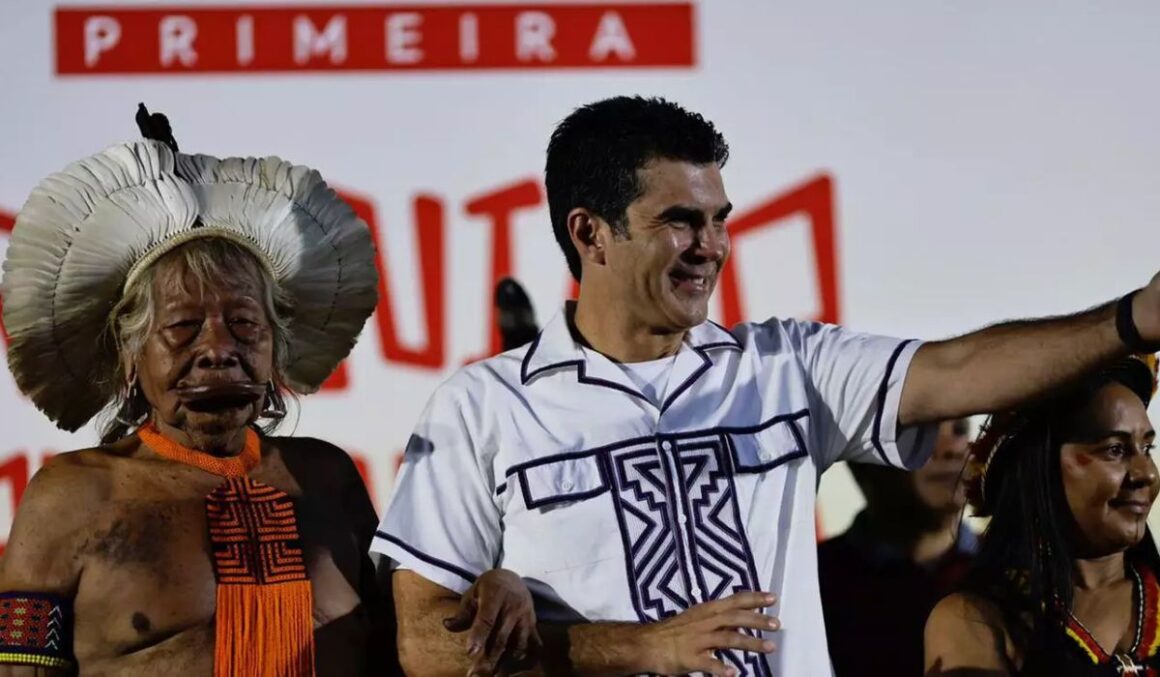 Helder assina projeto de Lei para contratação temporária de professores indígenas no Pará