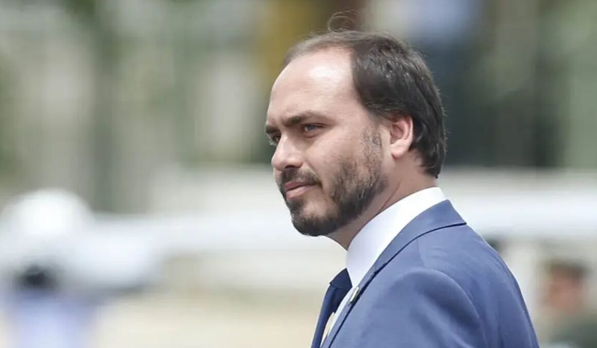 Print que implica Carlos Bolsonaro traz data em que Ramagem já estava fora da Abin