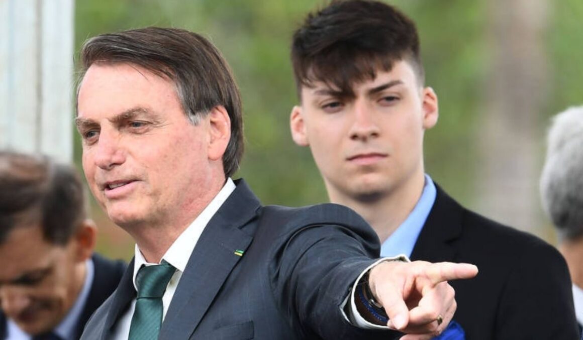 Filho de Bolsonaro, Jair Renan é alvo de busca e apreensão pela polícia