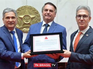 Em Minas Gerais Jair Bolsonaro recebe título de cidadão honorário