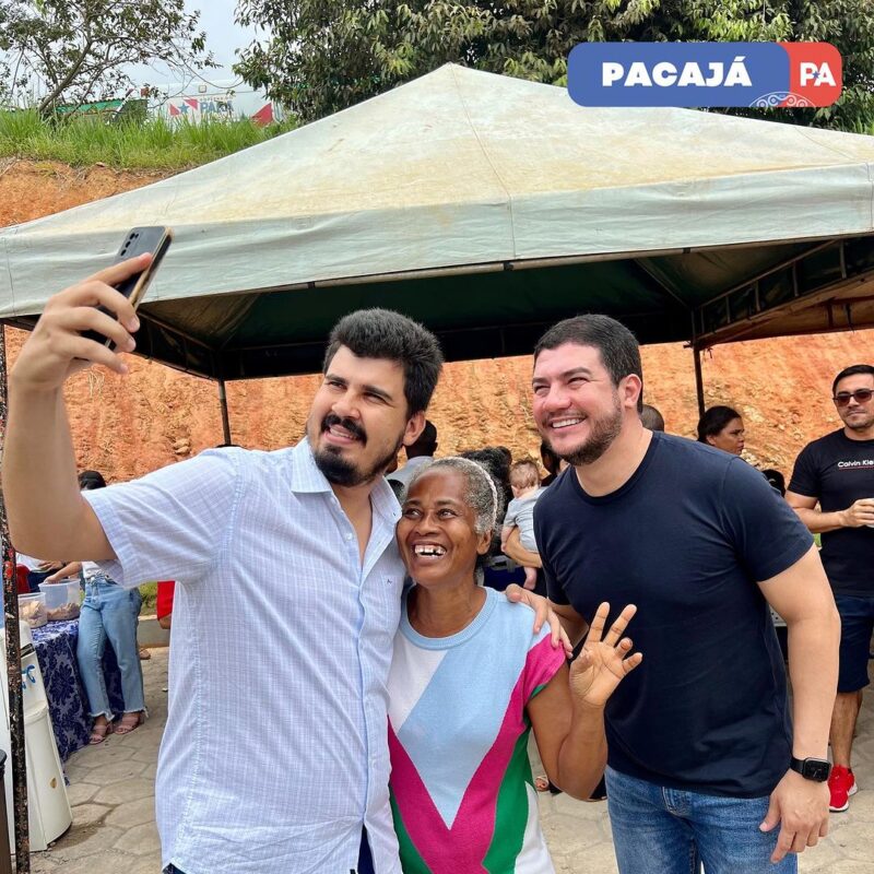 Ronie Silva com o prefeito André Rezende e popular, em Pacajá / Foto: AP