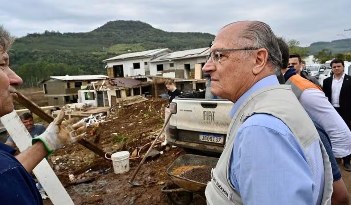 Alckmin anuncia R$ 741 milhões para cidades do RS afetadas por ciclone