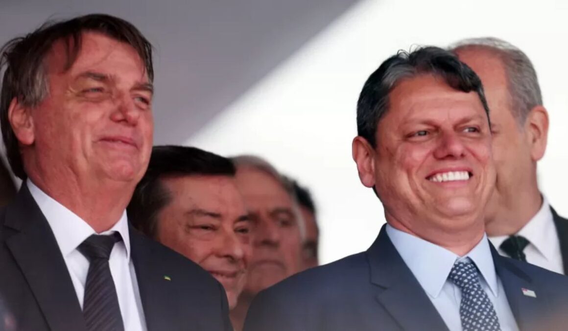 Tarcísio convida Bolsonaro a se hospedar no Palácio dos Bandeirantes após alta hospitalar