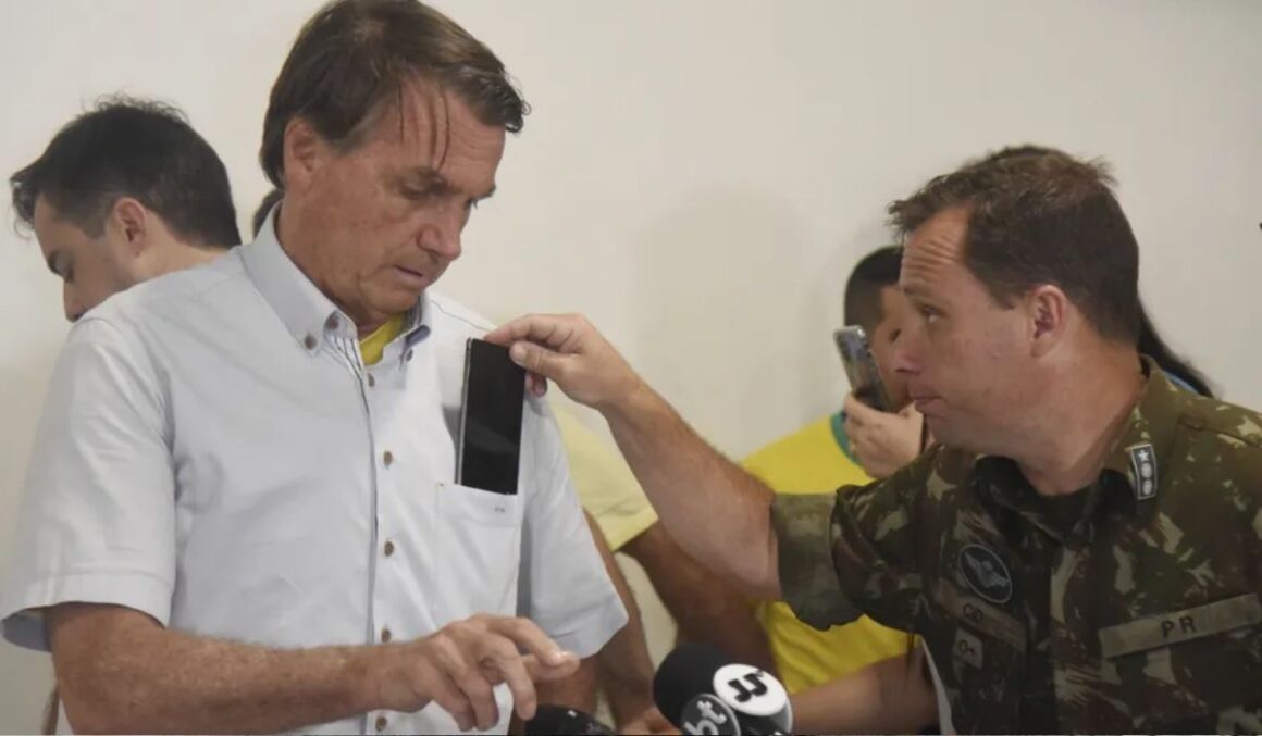Bolsonaro é indiciado por peculato, organização criminosa e lavagem de dinheiro