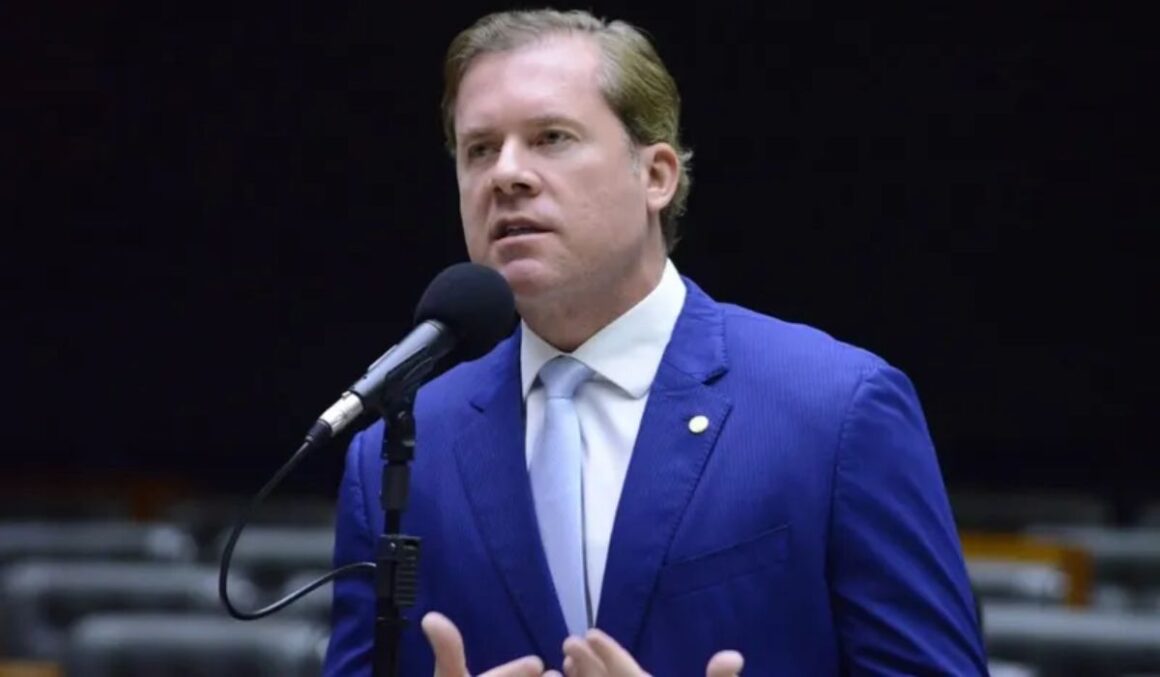 Deputado de direita critica proposta para proibir casamento homoafetivo