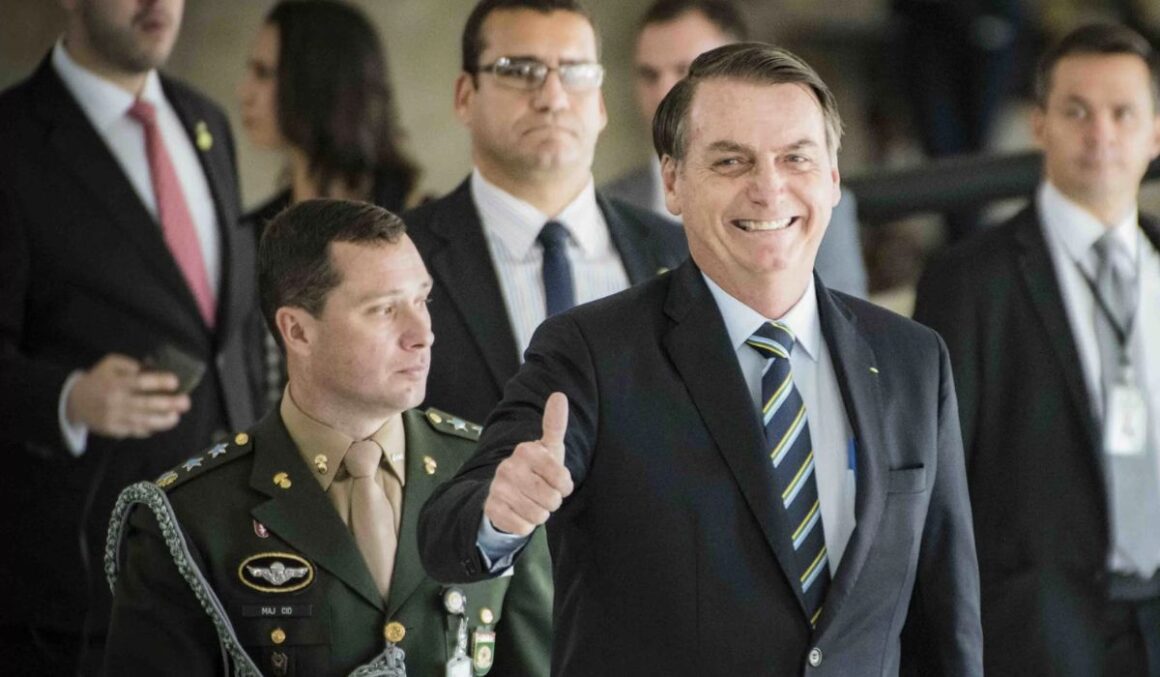 Cid diz que Bolsonaro fez reunião com cúpula militar para avaliar golpe