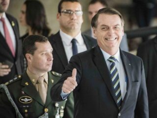 Cid diz que Bolsonaro fez reunião com cúpula militar para avaliar golpe