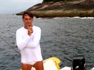 Em 25 de janeiro de 2012, Bolsonaro foi flagrado pescando na Estação Ecológica de Tamoios, entre Angra dos Reis e Paraty