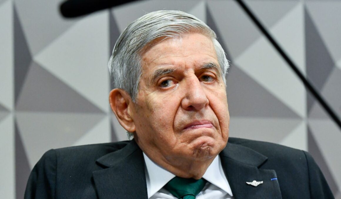 General Heleno sobre Lula: 'Continuo achando que bandido não sobe a rampa'