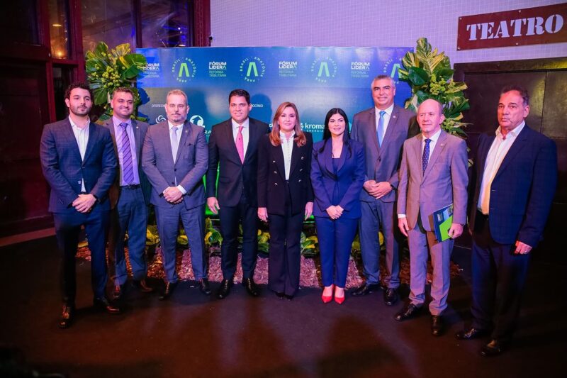 Deputada com a vice-governadora Hana Ghassan  e demais autoridades no Fórum em Belém / Foto: Assessoria