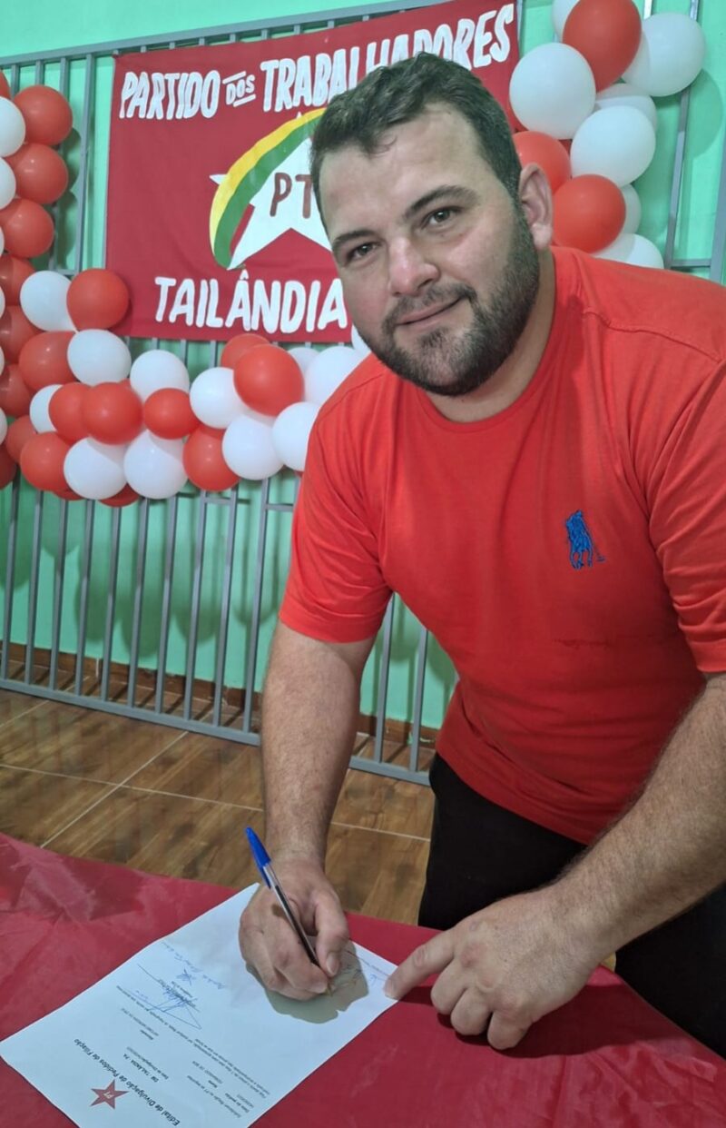 Fernando de Ben no ato da assinatura de sua filiação ao PT em Tailândia / Foto: TC