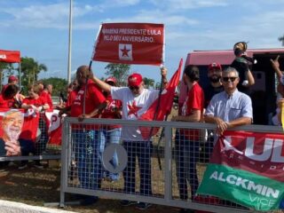 Aniversário Lula: militantes se reúnem no Alvorada para celebração