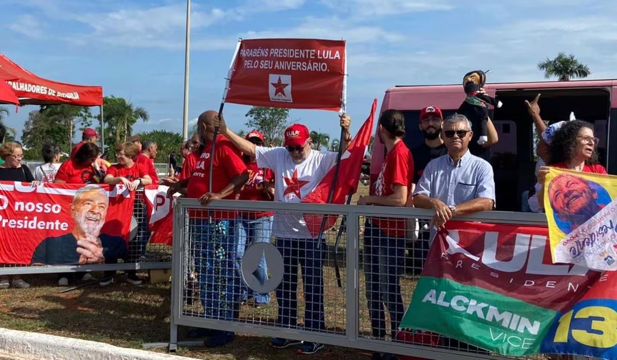 Aniversário Lula: militantes se reúnem no Alvorada para celebração