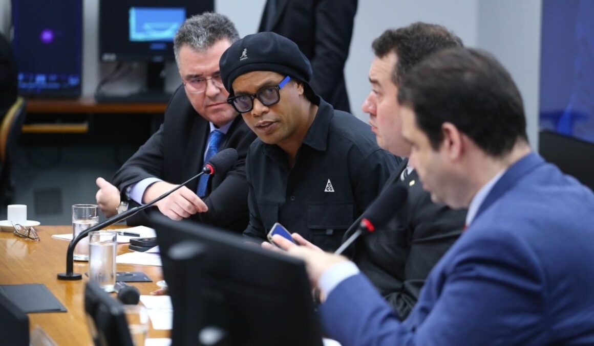 CPI aprova pedido de indiciamento de Ronaldinho Gaúcho e mais 44 pessoas