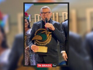 Professor Belmiro, secretário adjunto de logística da SEDUC, ganha troféu Amazônia Premium - Melhores do Ano 2023