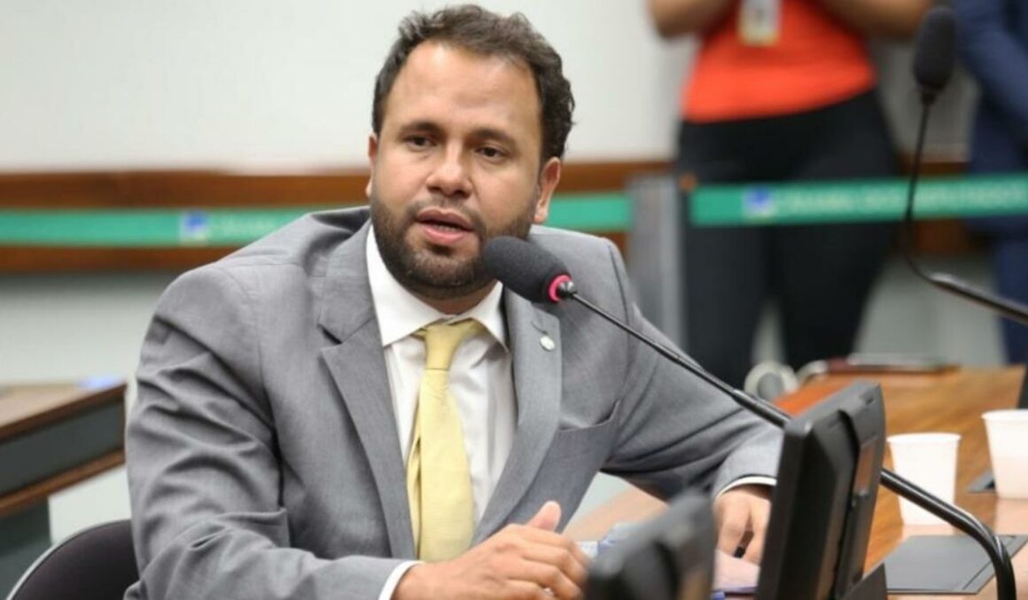Projeto contra casamento gay é antilaico e deve ser derrubado, diz pastor