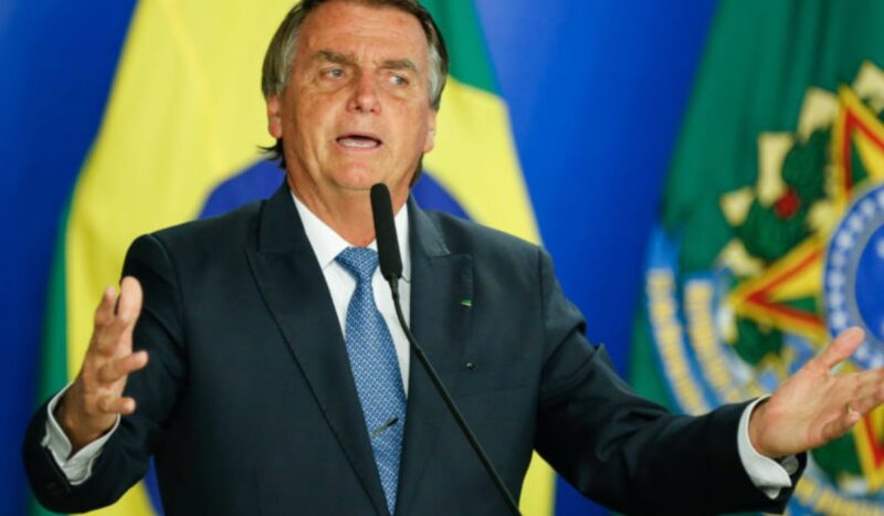 Para 50%, seria justo prender Bolsonaro, e 39% afirmam que não, diz Quaest