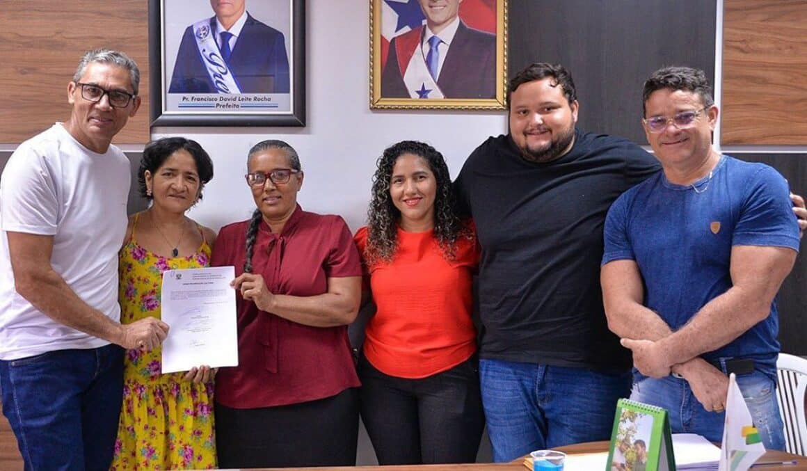 Prefeito Pastor David assina termo de execução da Lei Paulo Gustavo
